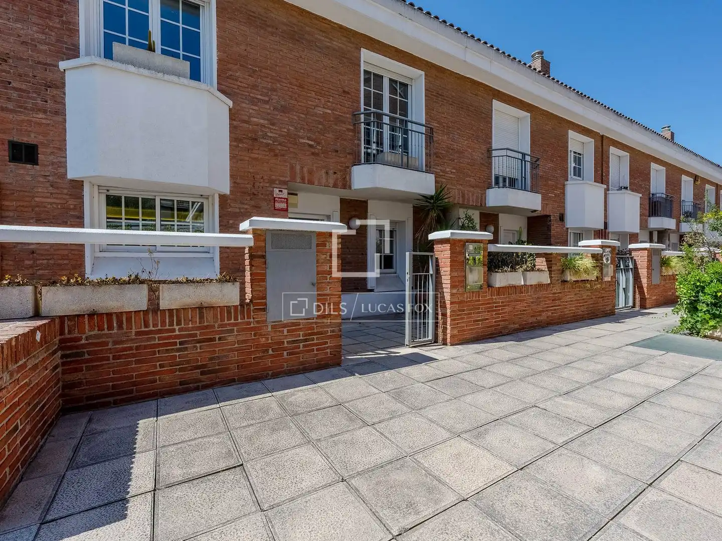 Vista exterior de Casa o xalet en venda en Esplugues de Llobregat amb Aire condicionat, Calefacció i Terrassa
