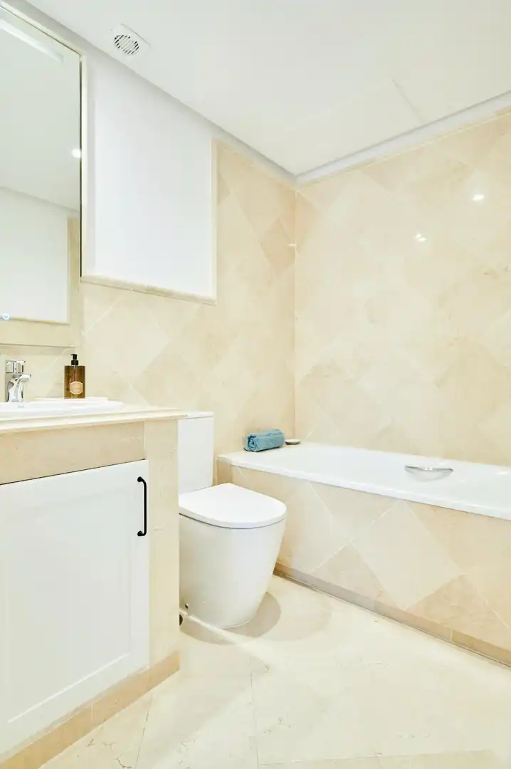 Baño de Apartamento en venta en Marbella con Jardín privado, Terraza y Trastero