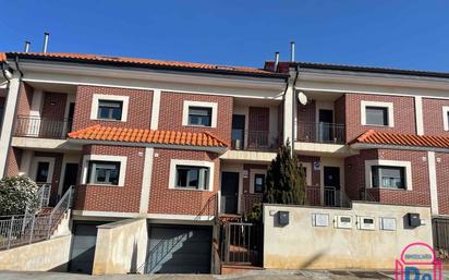 Vista exterior de Casa adosada en venda en Sariegos