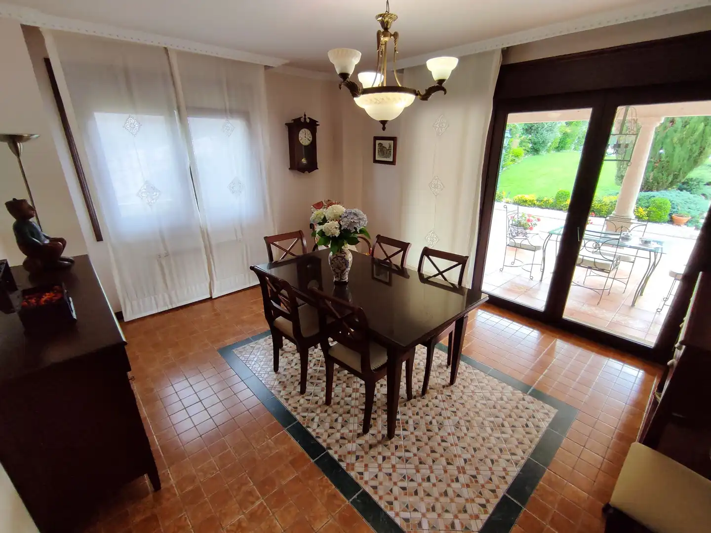 Menjador de Casa o xalet en venda en Gondomar amb Jardí privat, Parquet i Terrassa