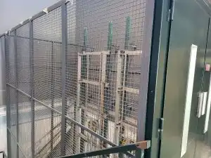 Außenansicht von Fabrikhallen zum Verkauf in Boadilla del Monte mit Alarm