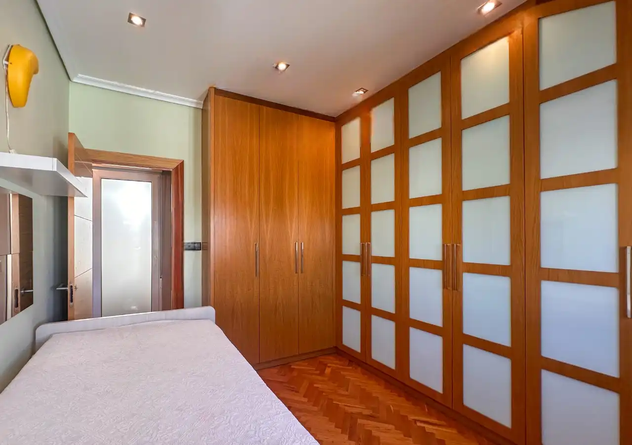 Habitación de Dúplex en venta en Santa Cruz de Bezana con Calefacción y Amueblado