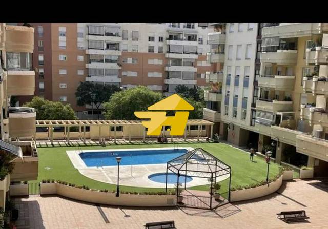 Piso en Alquiler en Avenida Imperio Argentina en Martín Carpena - Torre del Río