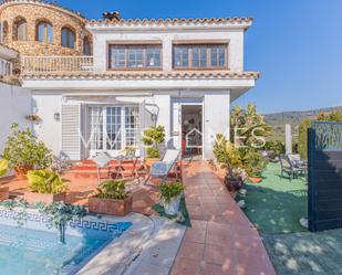 Vista exterior de Casa o xalet de lloguer en Mataró amb Calefacció, Jardí privat i Piscina