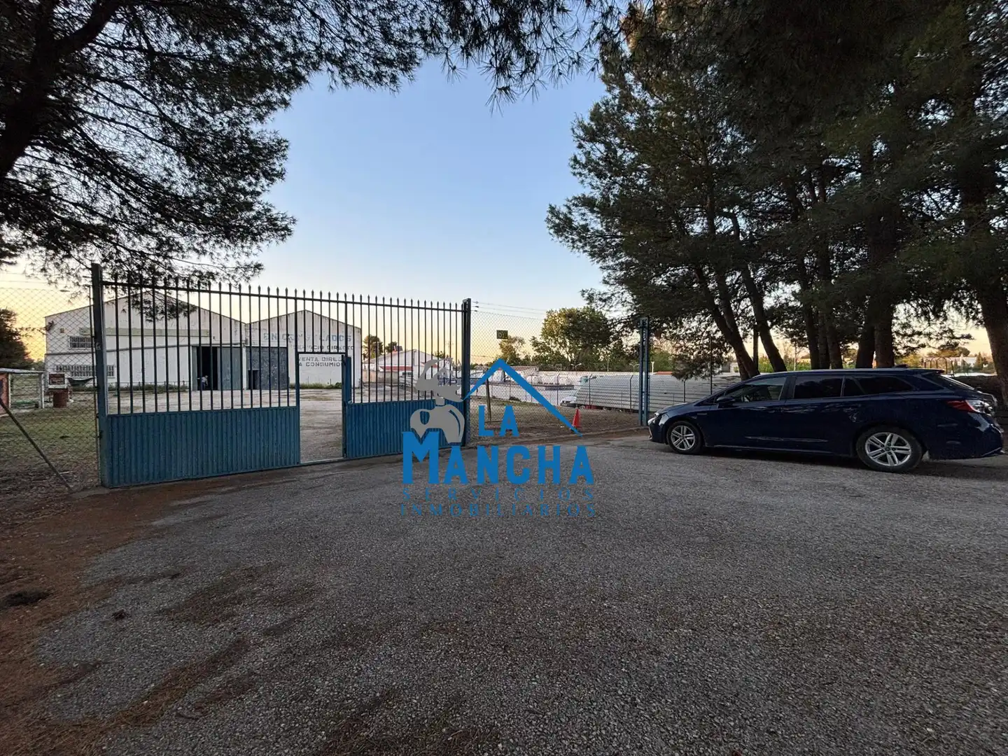 Parkplatz von Fabrikhallen zum Verkauf in Albacete