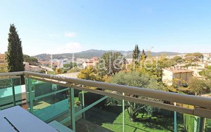 Vista exterior de Pis en venda en Sant Feliu de Guíxols amb Aire condicionat, Terrassa i Piscina