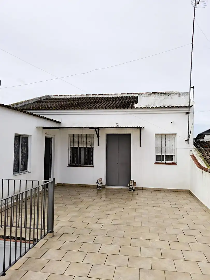 Vista exterior de Casa adosada en venta en Pilas con Aire acondicionado y Terraza