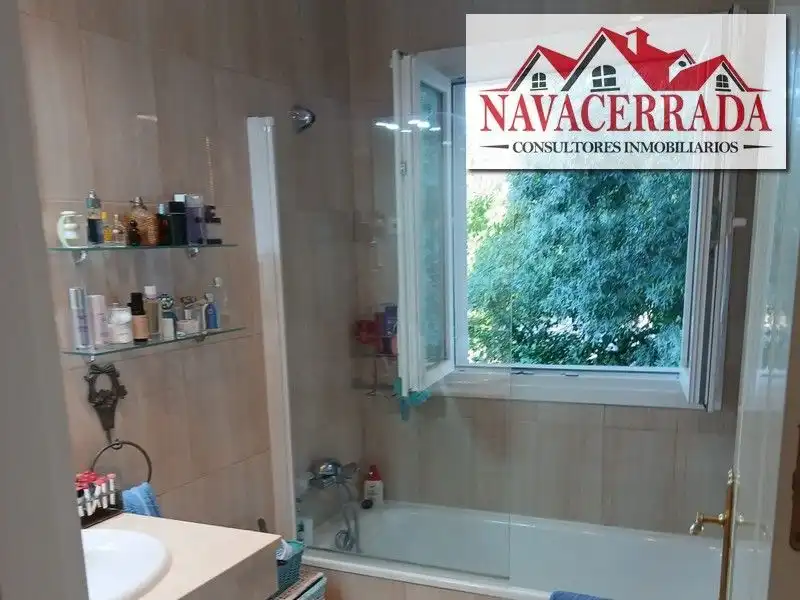 Bany de Casa o xalet en venda en Navacerrada amb Calefacció, Jardí privat i Piscina comunitària