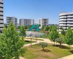 Vista exterior de Pis en venda en  Sevilla Capital amb Traster i Piscina comunitària