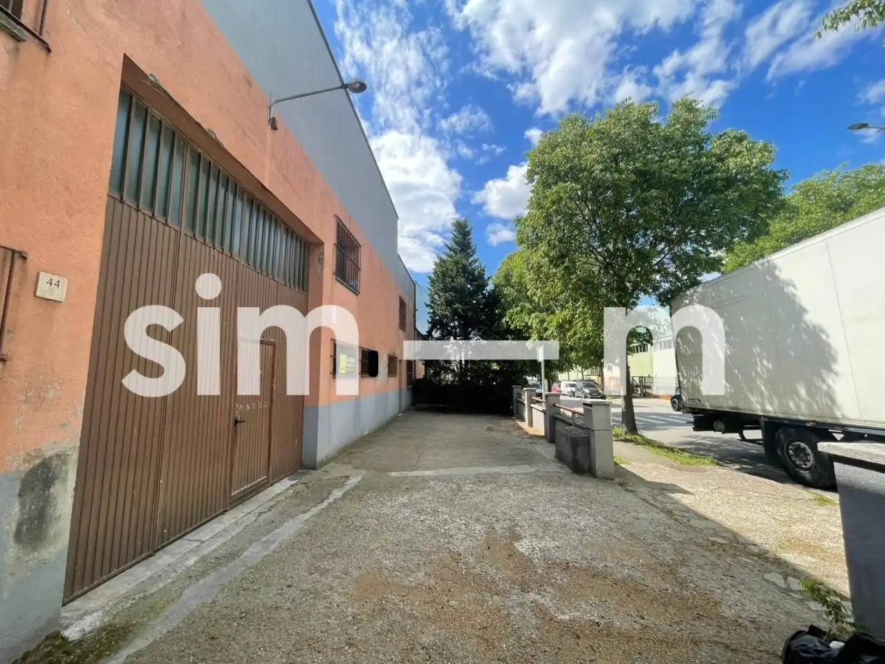 Parking of Industrial buildings for rent in Vic