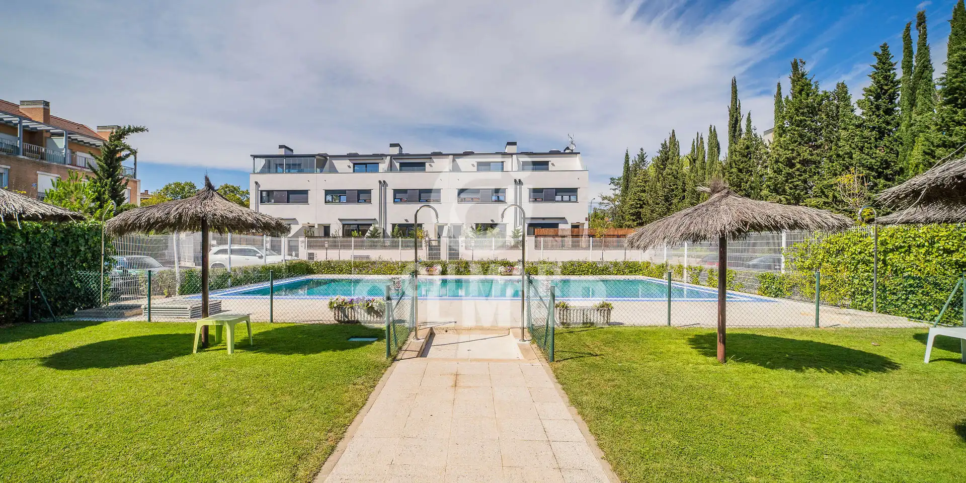 Vista exterior de Casa adosada en venda en Madrid amb Calefacció, Jardí privat i Piscina