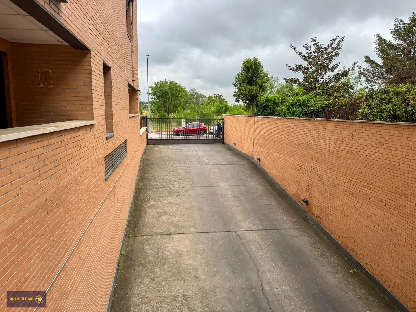 Parking de Piso en venta en Madrid con Aire acondicionado, Calefacción y Jardín privado