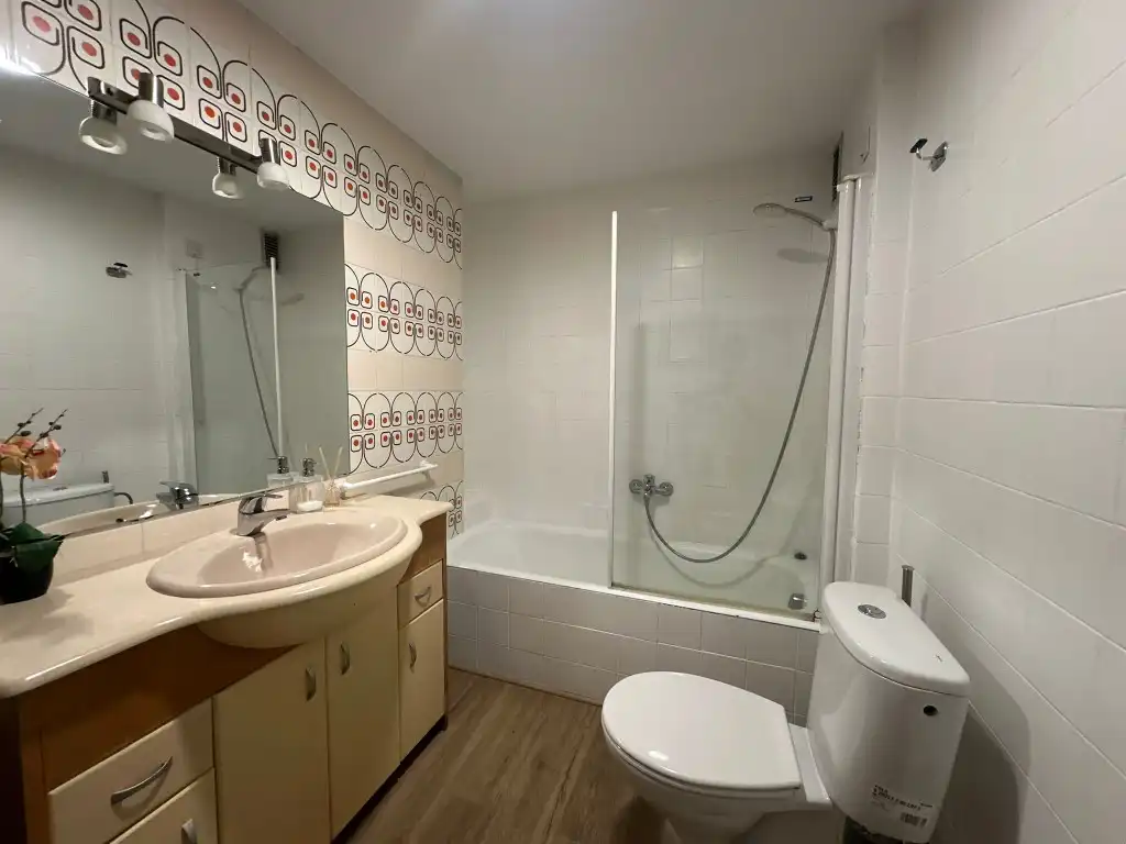 Badezimmer von Wohnung zur Miete in Córdoba mit Schwimmbad