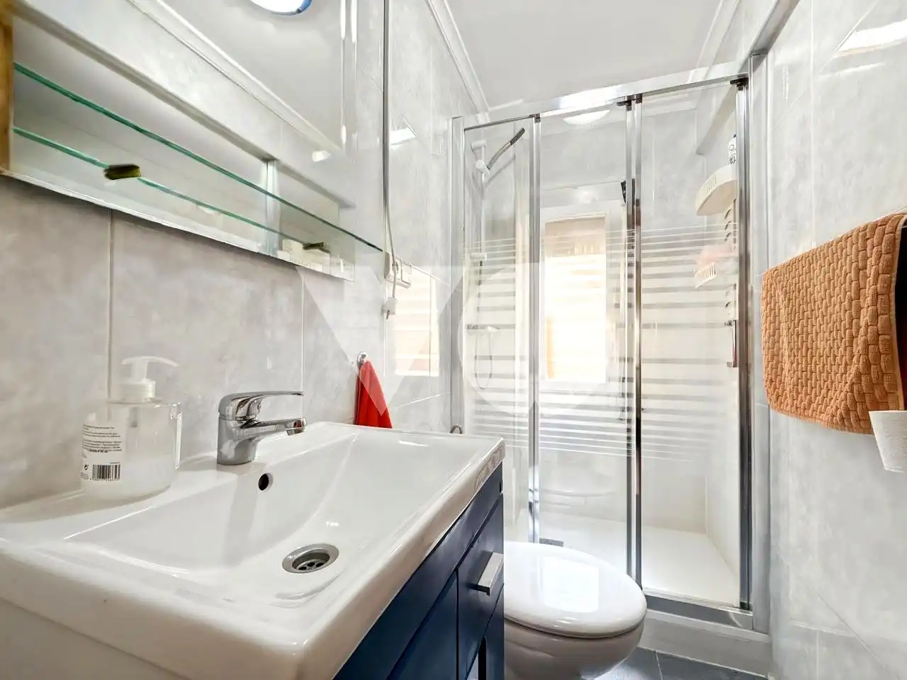 Badezimmer von Wohnung zum Verkauf in Madrid mit Klimaanlage und Heizung