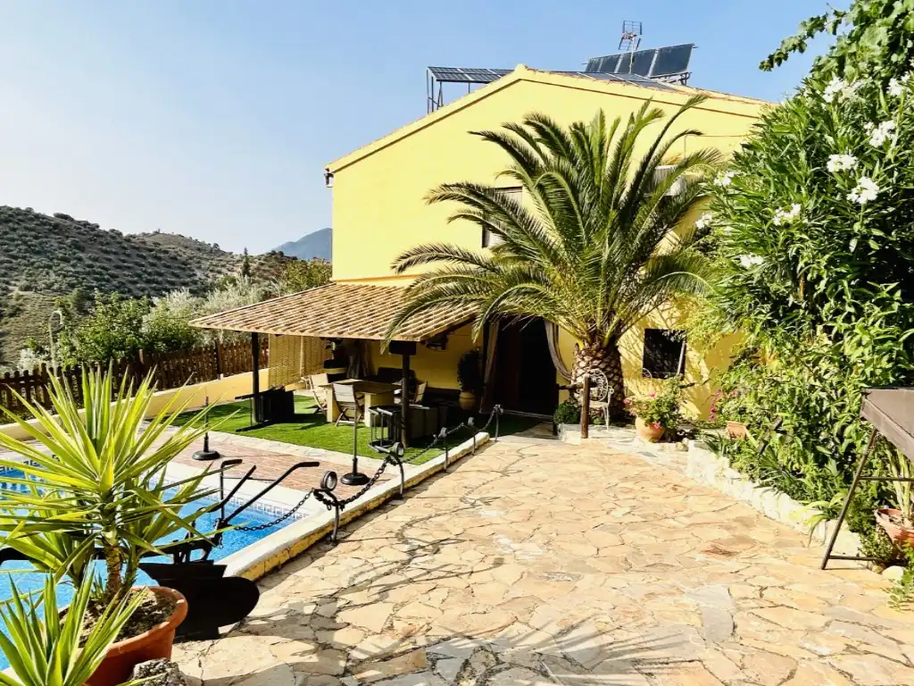 Maison rustique avec piscine à vendre à Iznájar