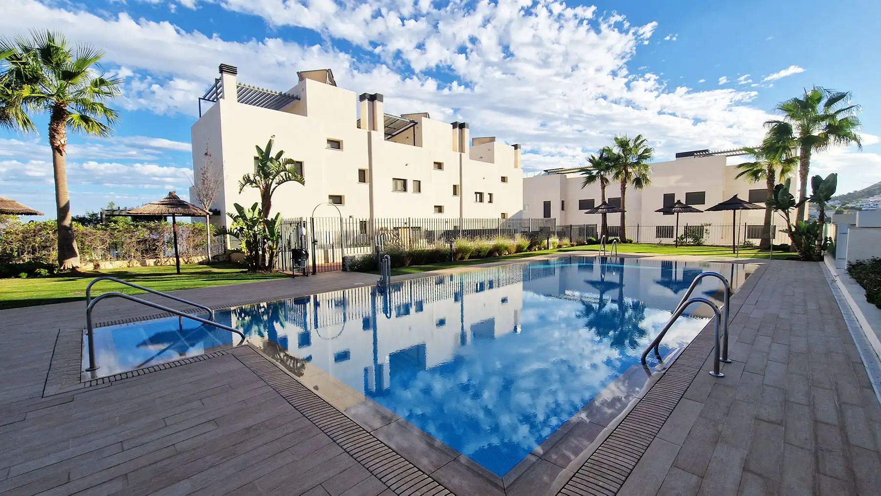 Piscina de Piso en venta en Benalmádena con Aire acondicionado, Calefacción y Terraza