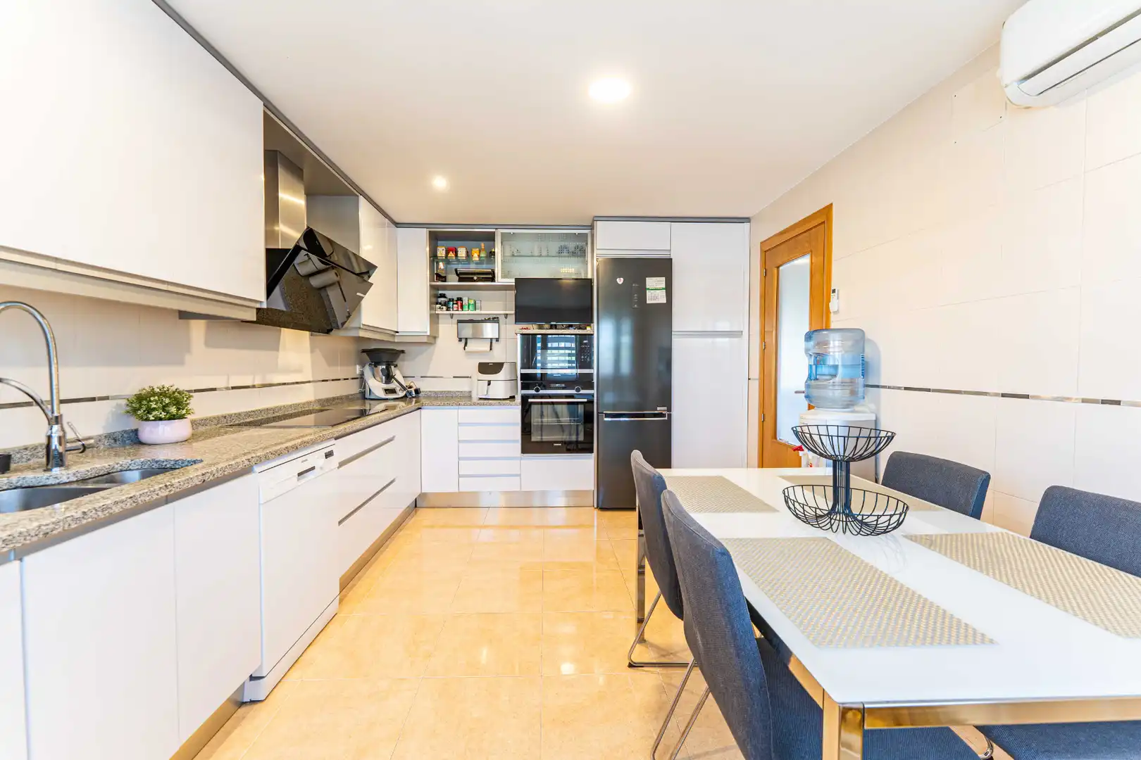 Cocina de Casa o chalet en venta en Serranillos del Valle con Aire acondicionado, Calefacción y Jardín privado