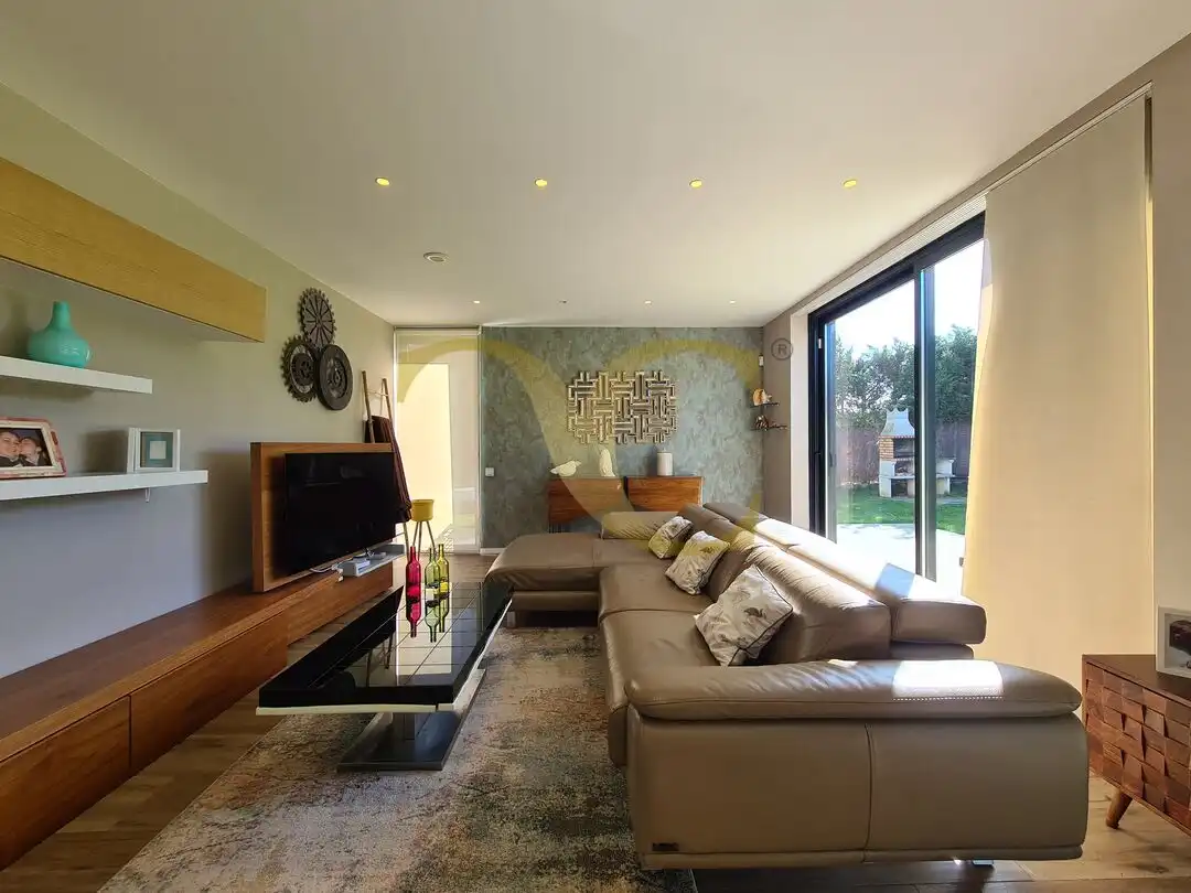 Sala d'estar de Casa o xalet en venda en Gijón  amb Calefacció, Jardí privat i Terrassa