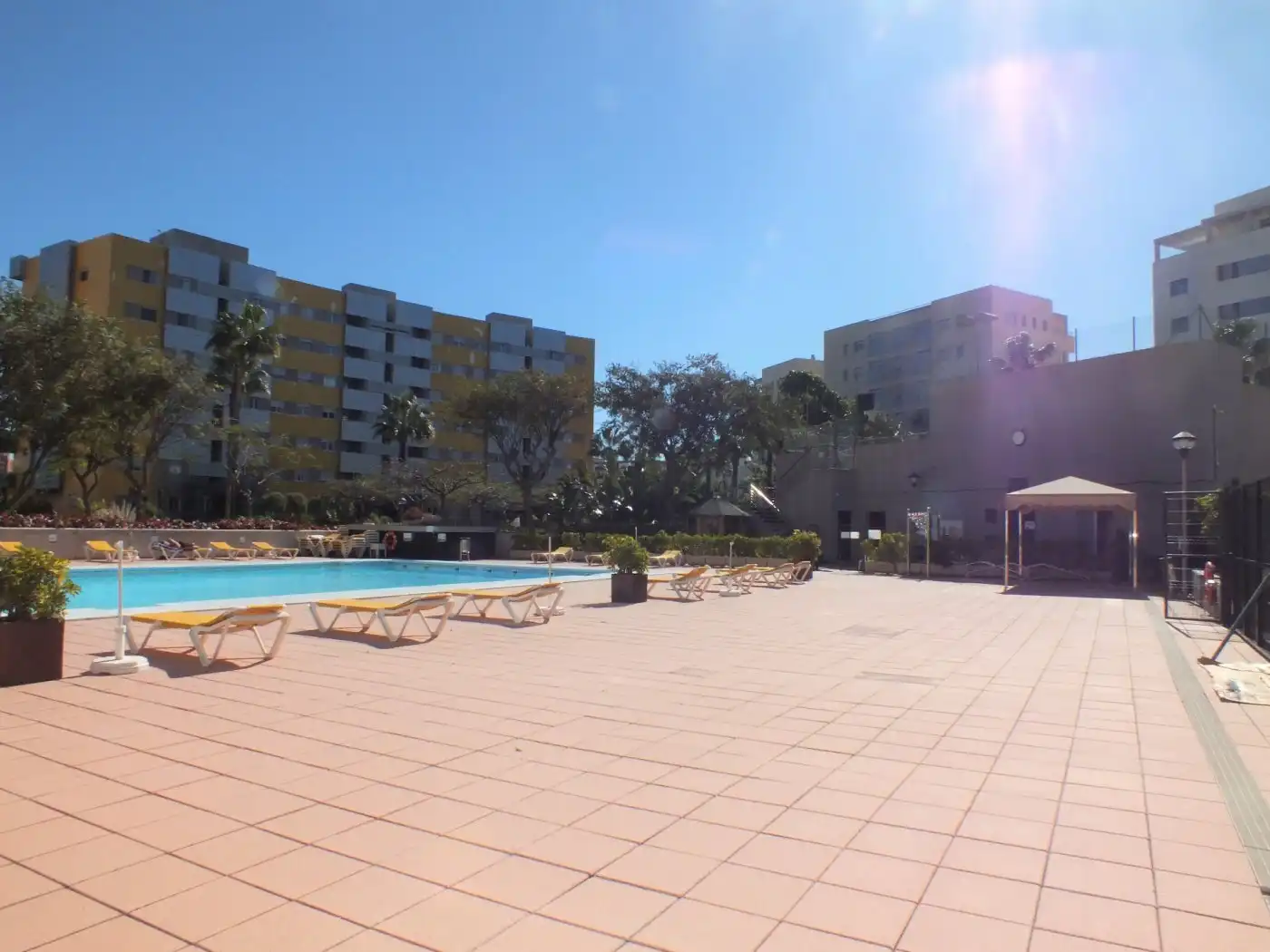 Schwimmbecken von Wohnung zum Verkauf in Las Palmas de Gran Canaria mit Privatgarten, Terrasse und Möbliert