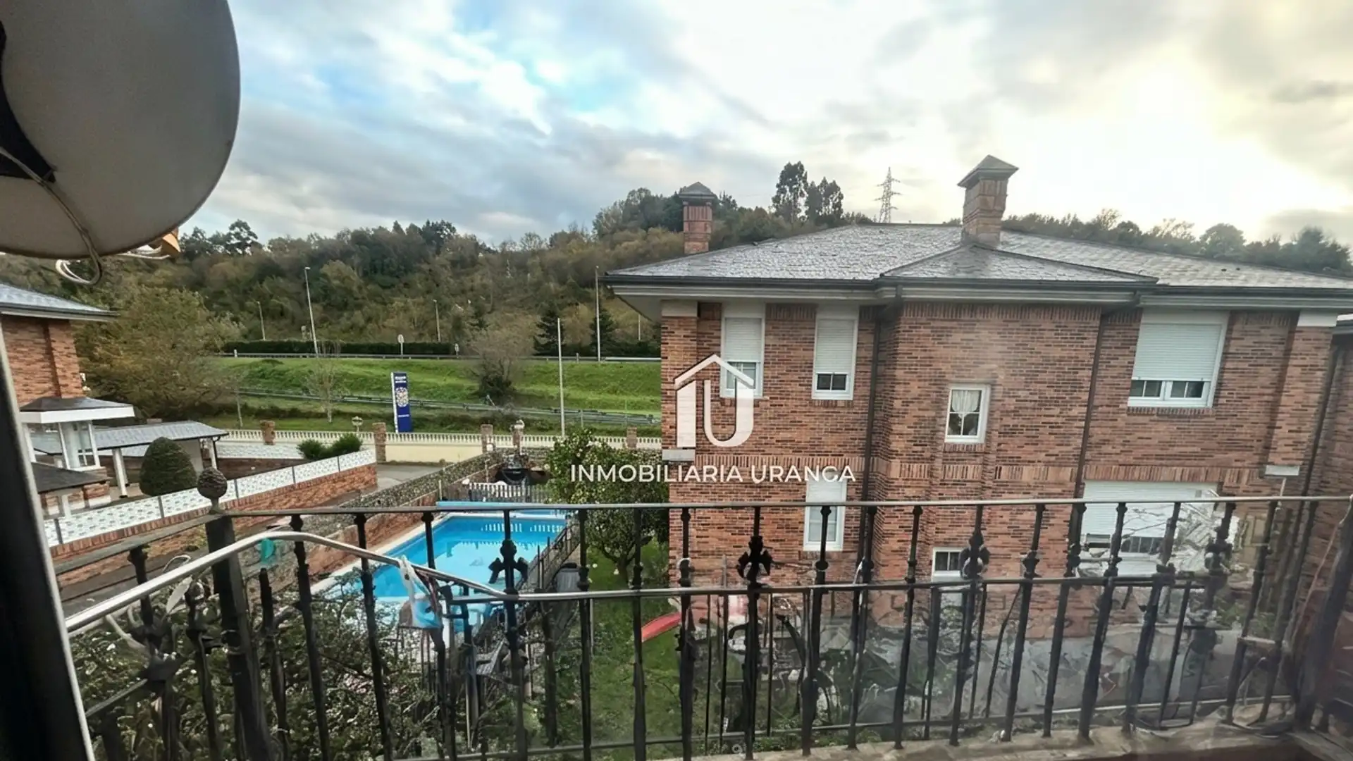 Vista exterior de Casa o chalet en venta en Laredo con Calefacción, Jardín privado y Trastero