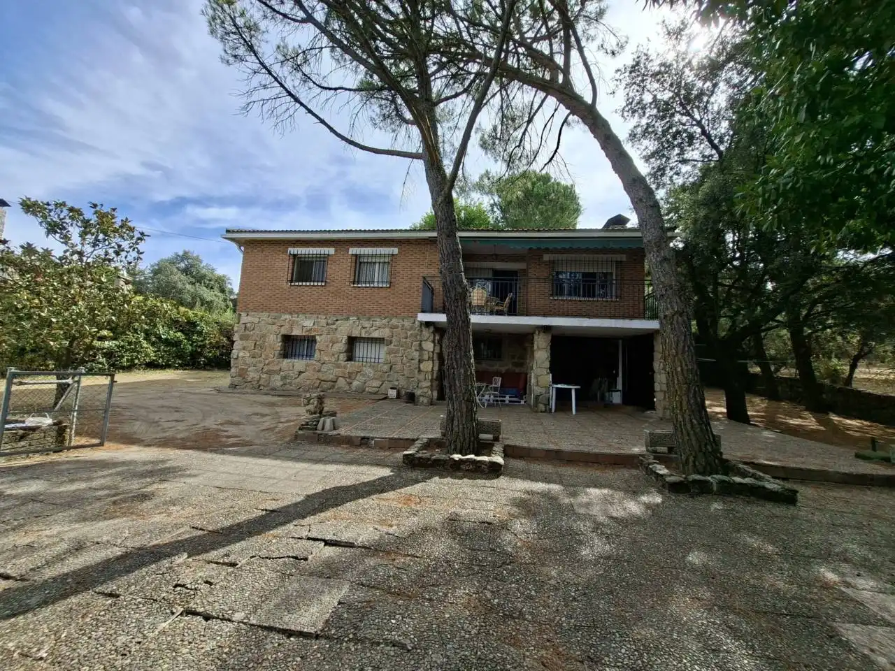 Vista exterior de Casa o xalet en venda en Moralzarzal amb Calefacció, Jardí privat i Terrassa