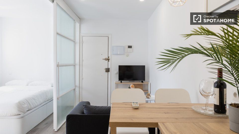 Flat to rent in Trafalgar