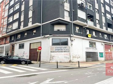 Local comercial en venda a Torrelavega - José Maria Pereda