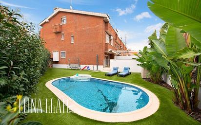 Jardí de Casa adosada en venda en Viladecans amb Jardí privat, Terrassa i Piscina