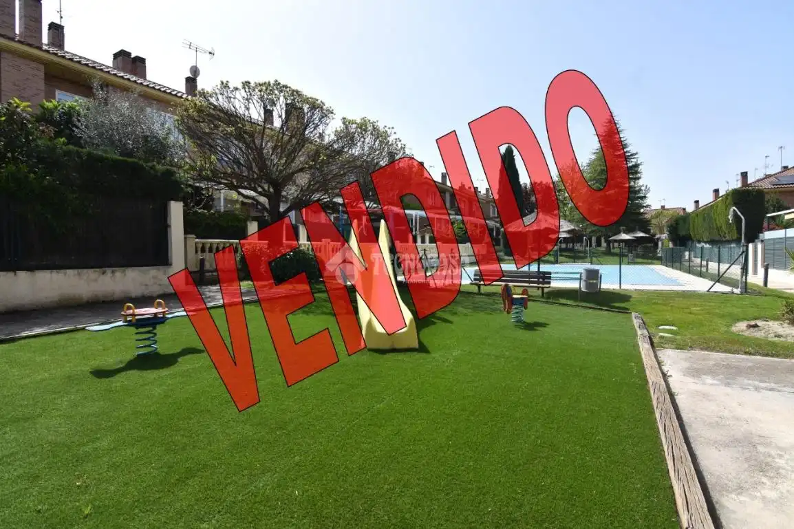 Casa pareada con piscina en venta en Centro