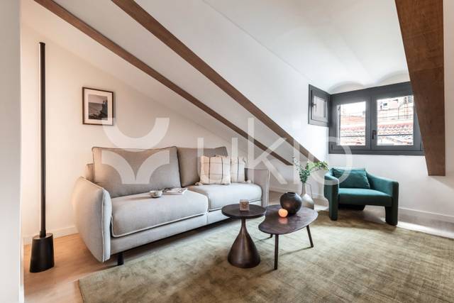 Apartamento en Alquiler en Calle de la Cruz en Cortes - Huertas