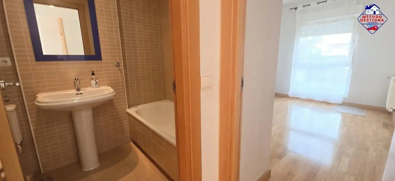 Badezimmer von Erdgeschoss zum Verkauf in Santillana del Mar mit Privatgarten, Terrasse und Gemeinschaftspool