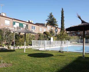 Piscina de Casa adosada en venda en Majadahonda amb Aire condicionat, Jardí privat i Traster