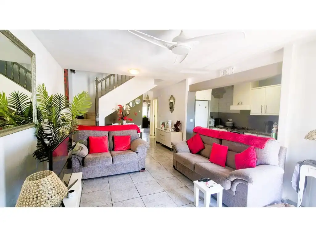Sala d'estar de Casa adosada en venda en Orihuela amb Aire condicionat, Jardí privat i Moblat