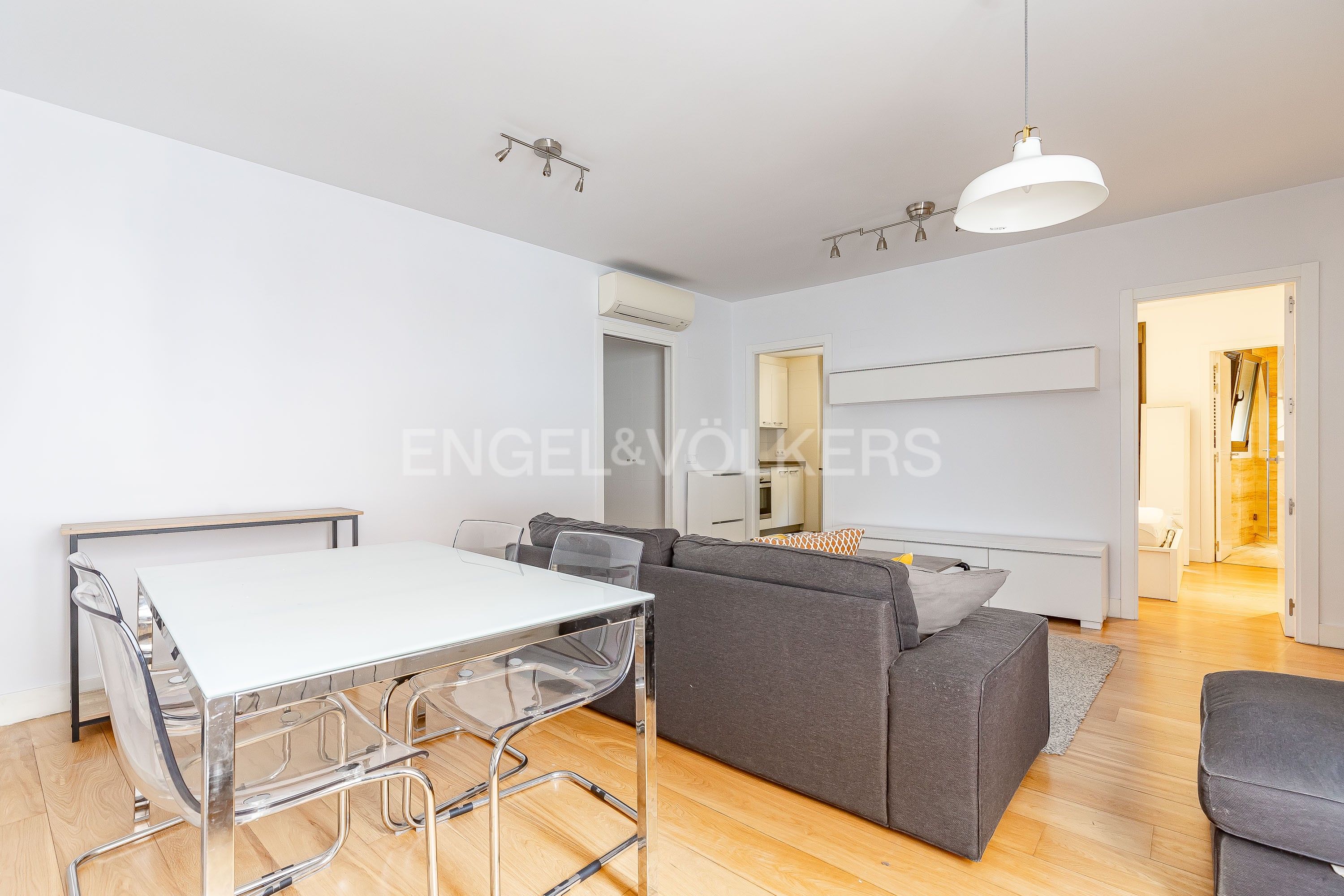 Sala d'estar de Apartament de lloguer en  Madrid Capital amb Aire condicionat, Calefacció i Moblat
