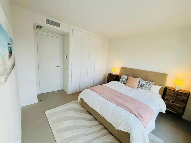 Dormitori de Apartament de lloguer en Estepona amb Aire condicionat, Terrassa i Piscina