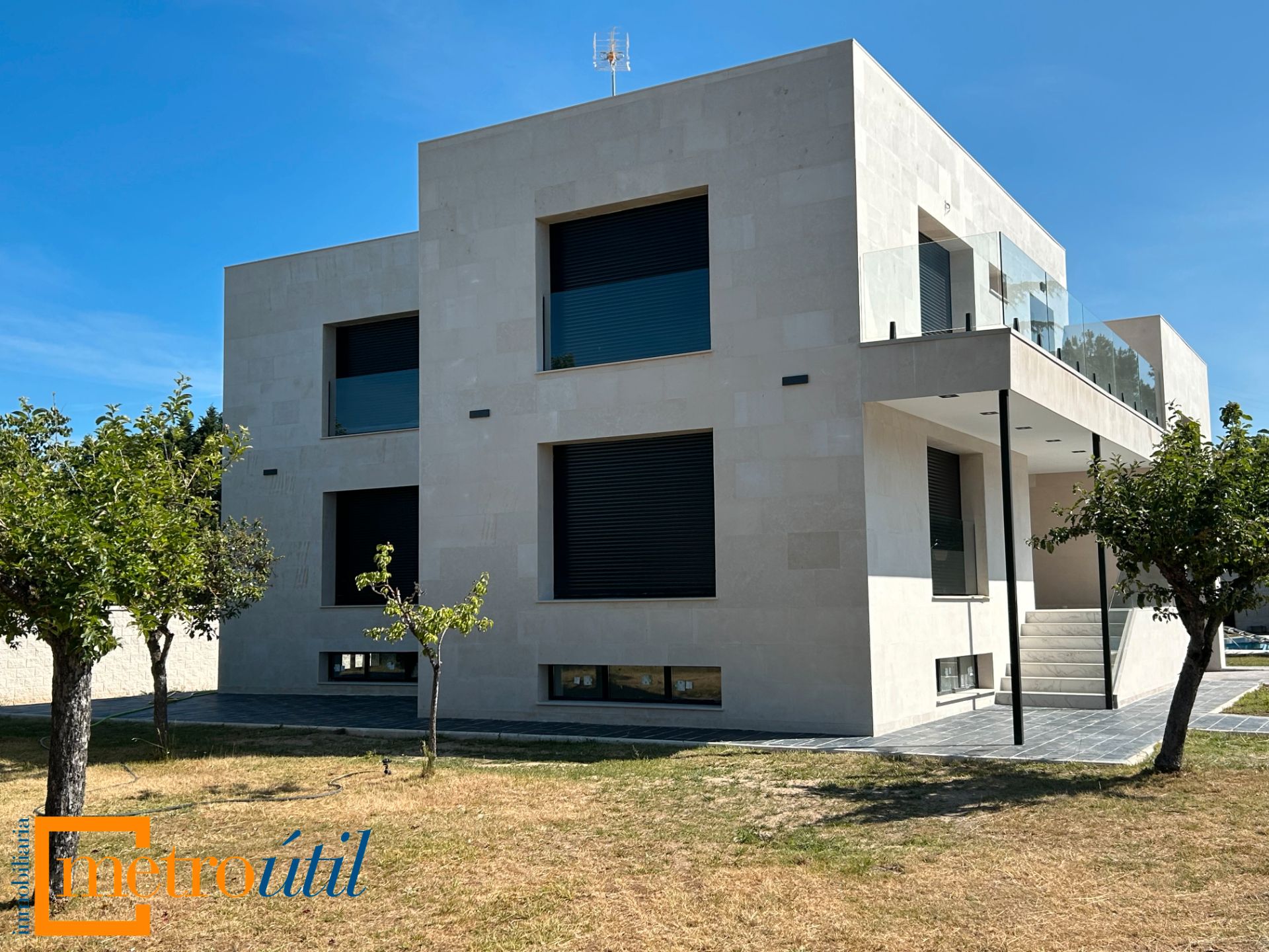 Vista exterior de Casa o xalet en venda en Villamayor amb Aire condicionat, Calefacció i Jardí privat