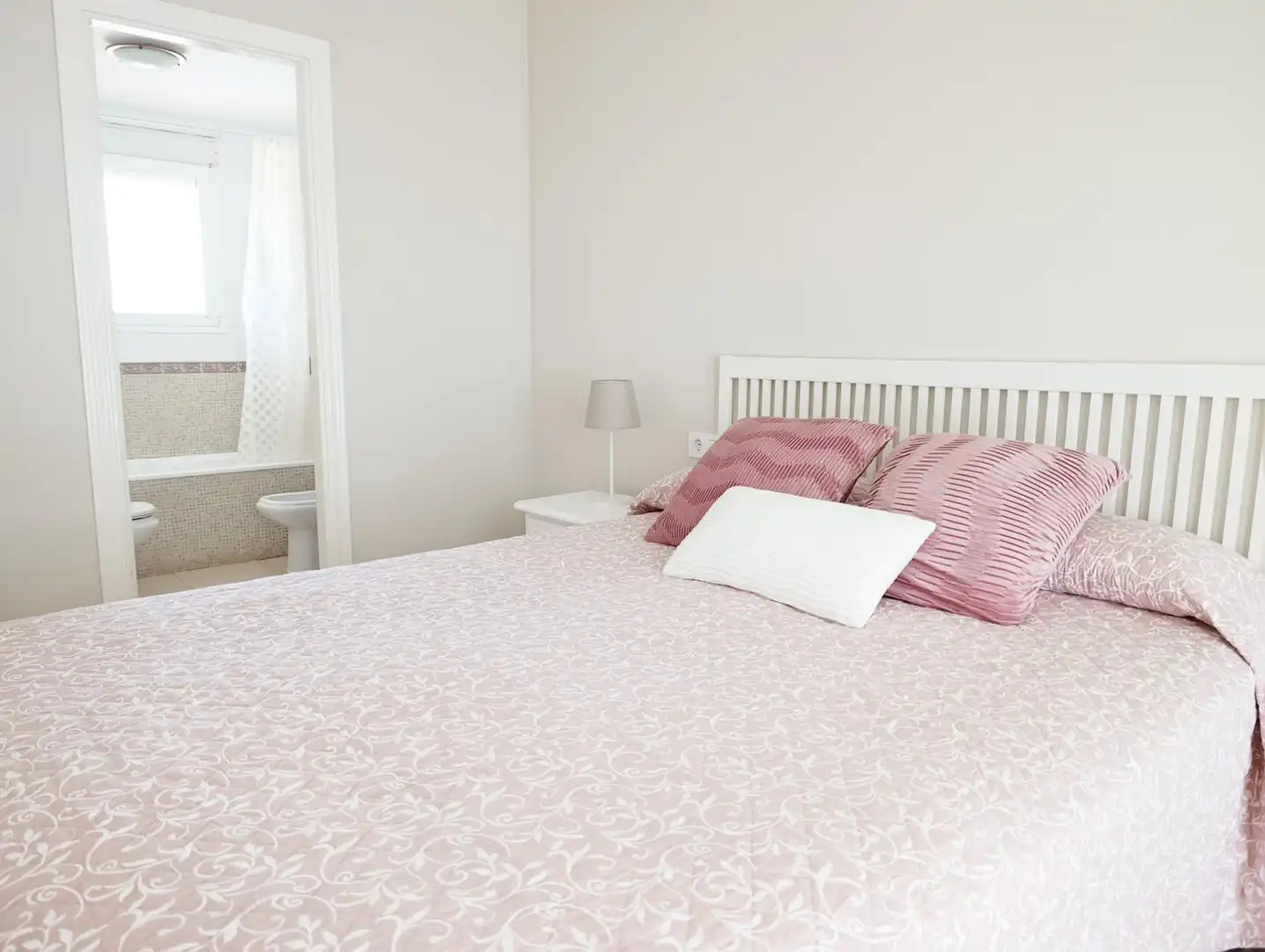 Habitación de Apartamento de alquiler en Dénia con Aire acondicionado, Calefacción y Jardín privado