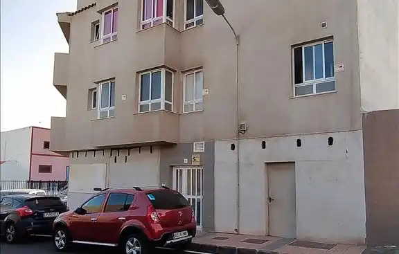 Außenansicht von Garage zum Verkauf in Telde