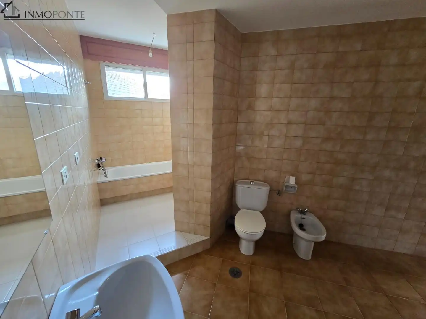 Bathroom of Flat for rent in Pontevedra Capital 