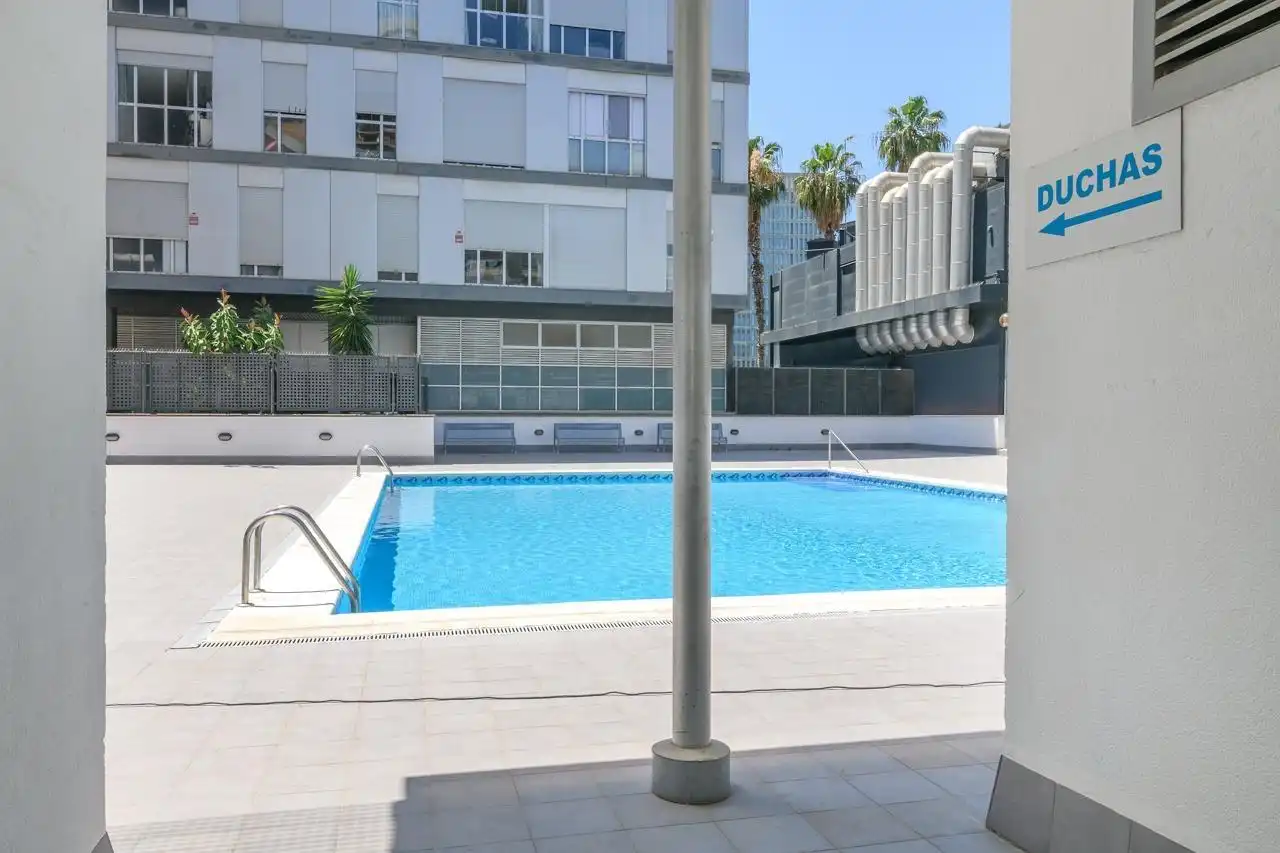 Schwimmbecken von Wohnung zum Verkauf in Barcelona mit Klimaanlage, Heizung und Balkon