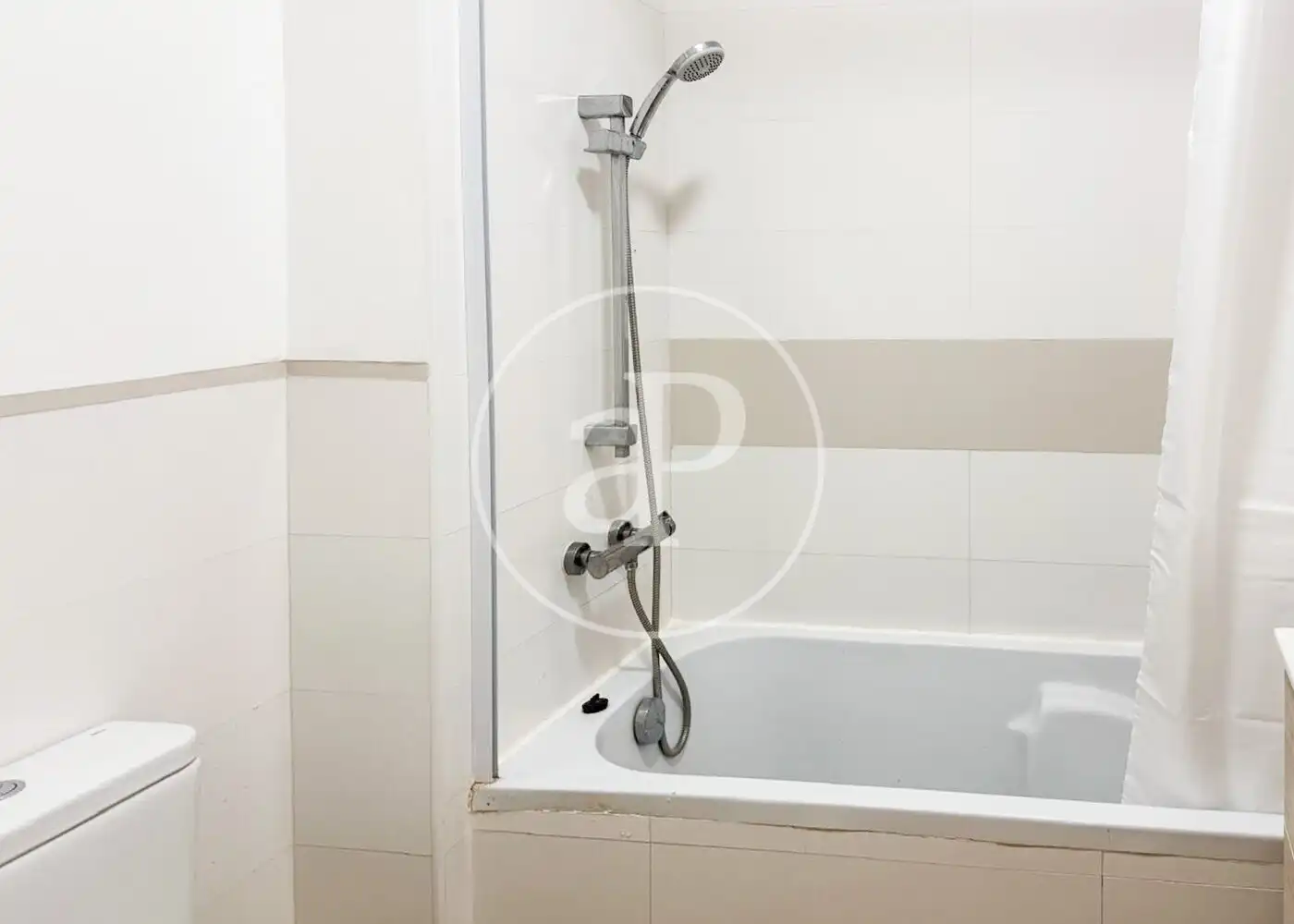Bathroom of Flat for sale in Valencia  with Air Conditioner, Heating and Terrace