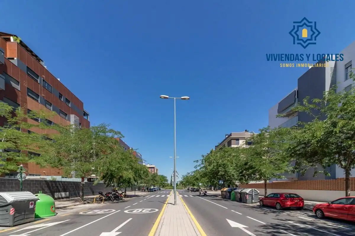 Vista exterior de Pis en venda en Granada amb Piscina comunitària