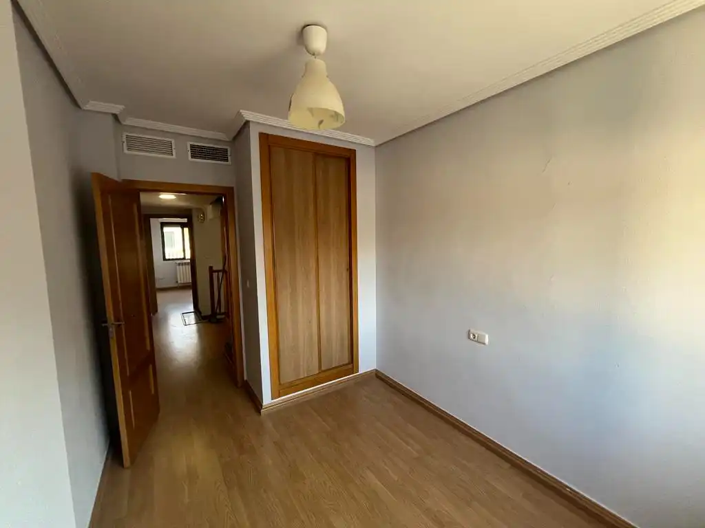 Dormitori de Casa o xalet de lloguer en Albacete amb Calefacció, Parquet i Terrassa