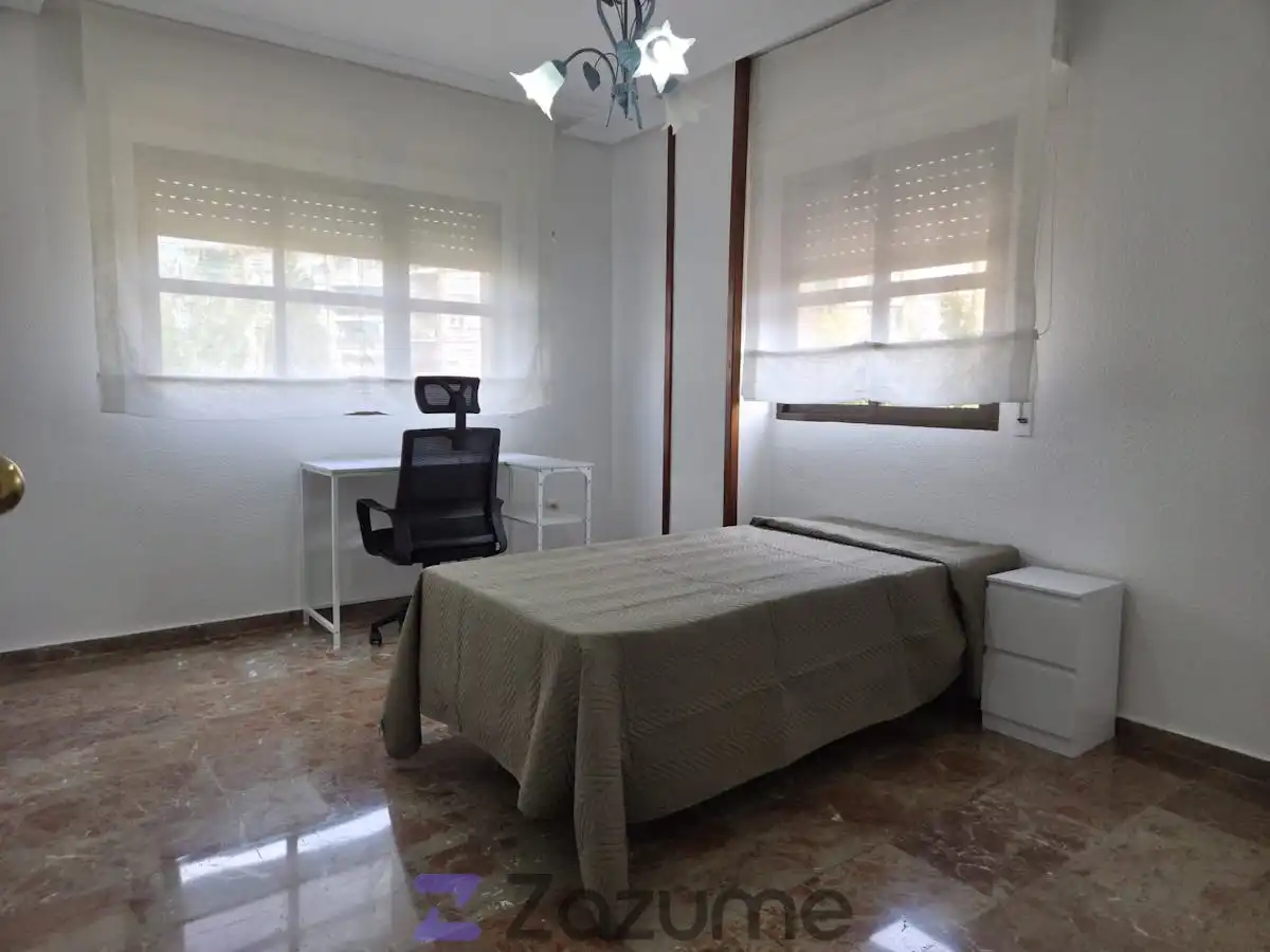 Habitación de Piso de alquiler en Jaén con Jardín privado, Piscina y Amueblado