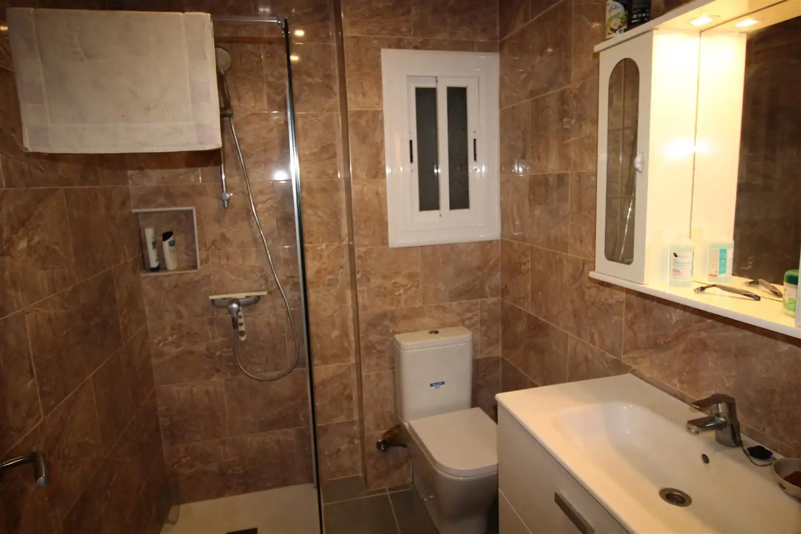 Baño de Apartamento en venta en L'Estartit con Calefacción, Terraza y Piscina