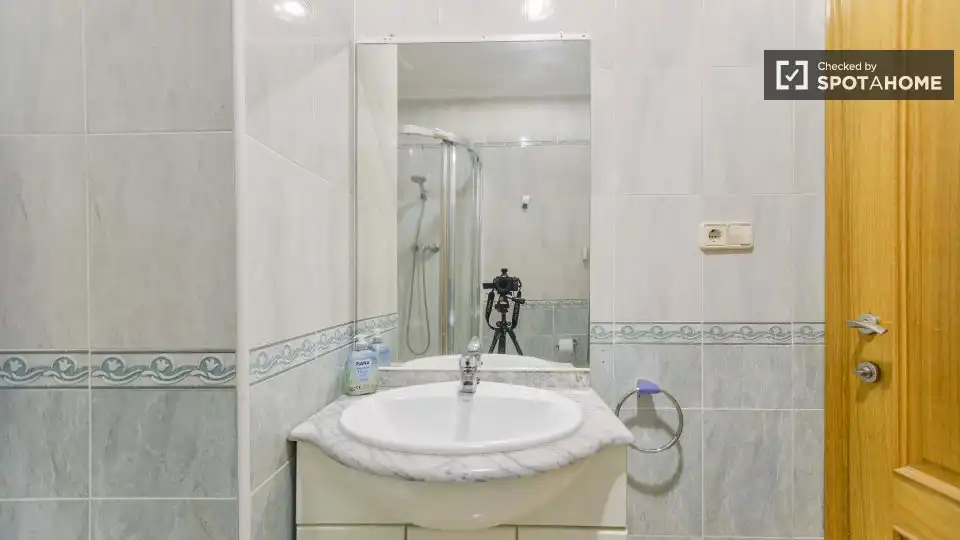 Baño de Apartamento para compartir en Valencia con Aire acondicionado, Calefacción y Terraza