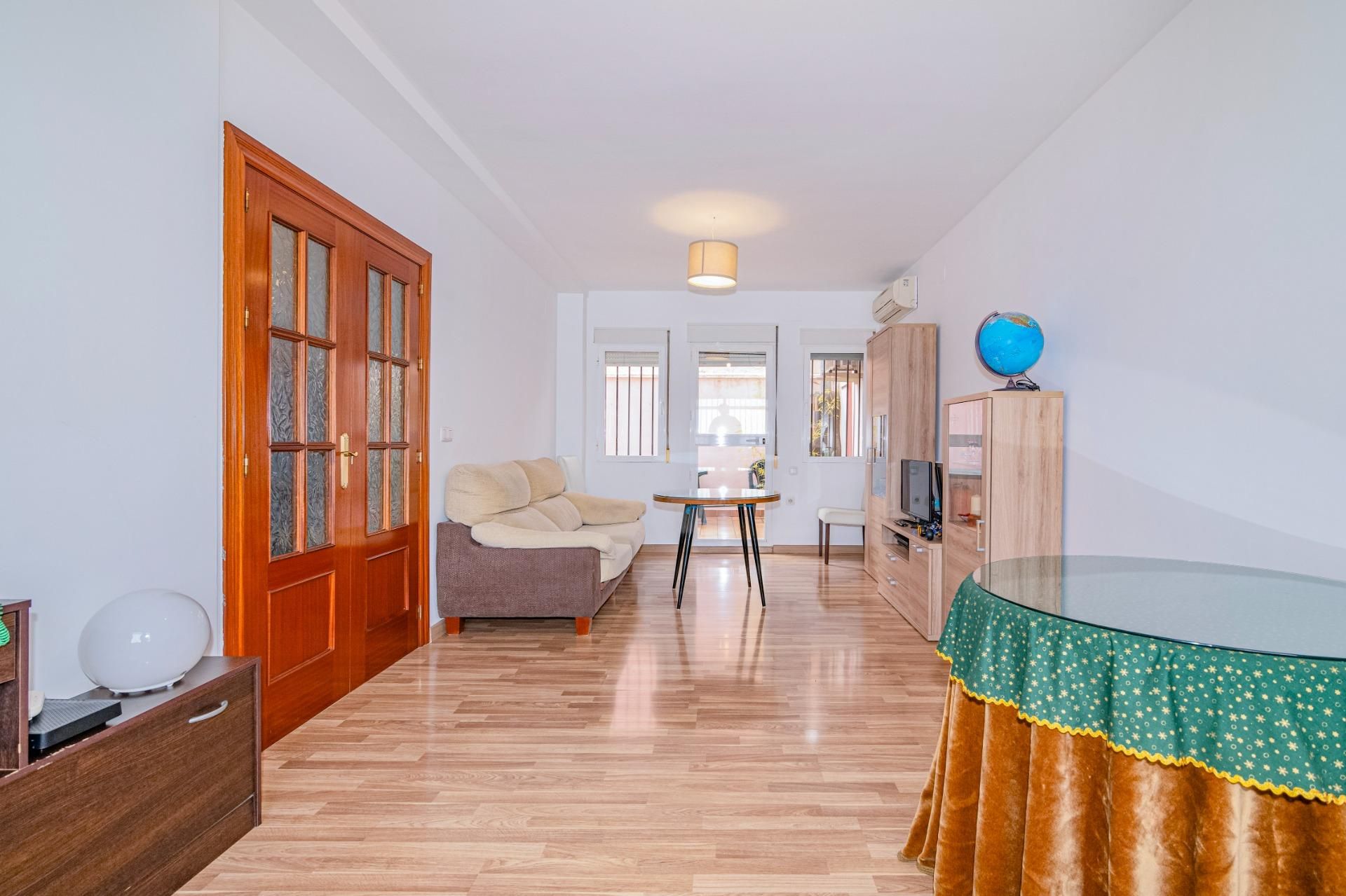 Sala d'estar de Casa adosada en venda en Güevéjar amb Aire condicionat, Terrassa i Traster