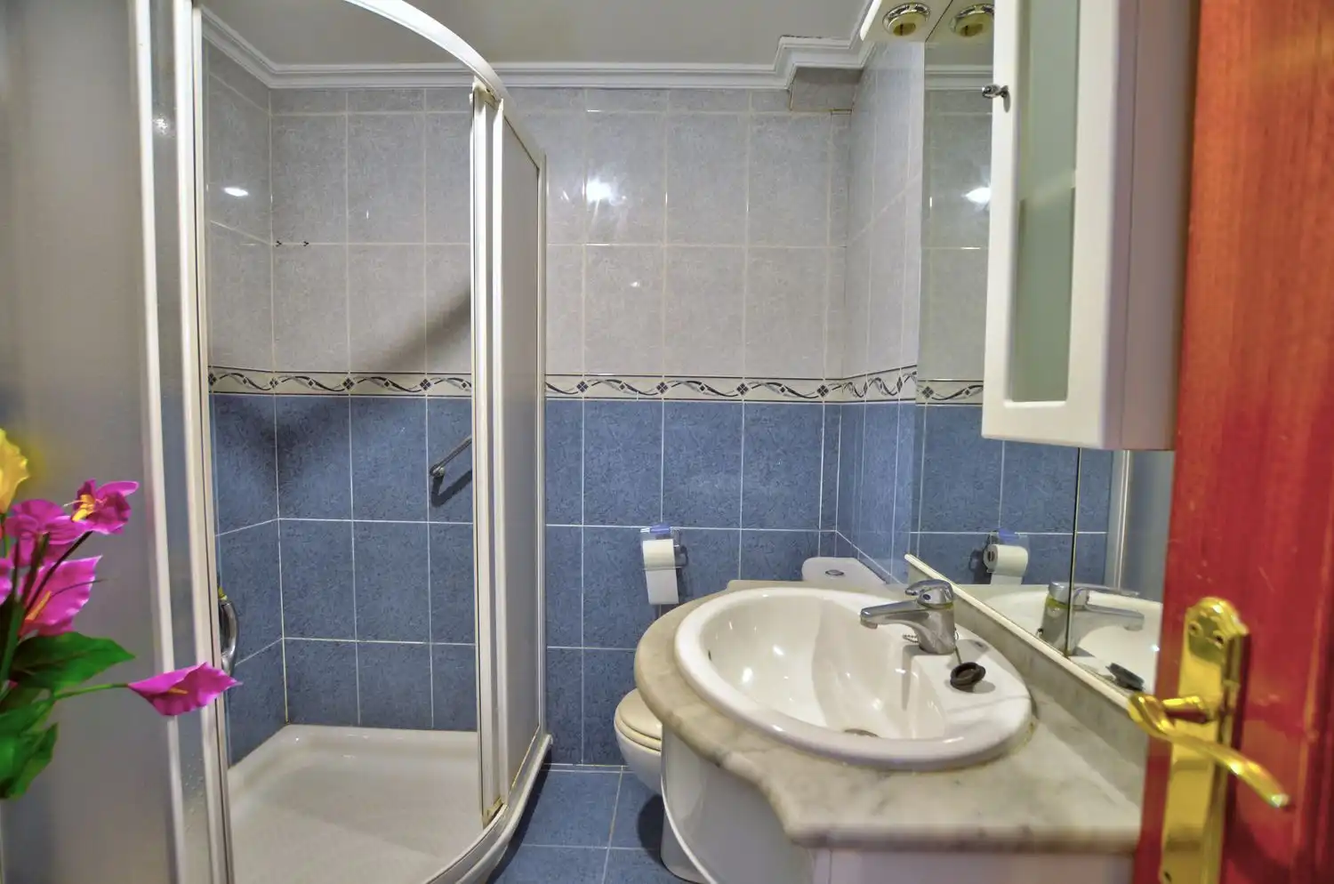 Bathroom of Flat for sale in Gijón   with Storage room and Swimming Pool