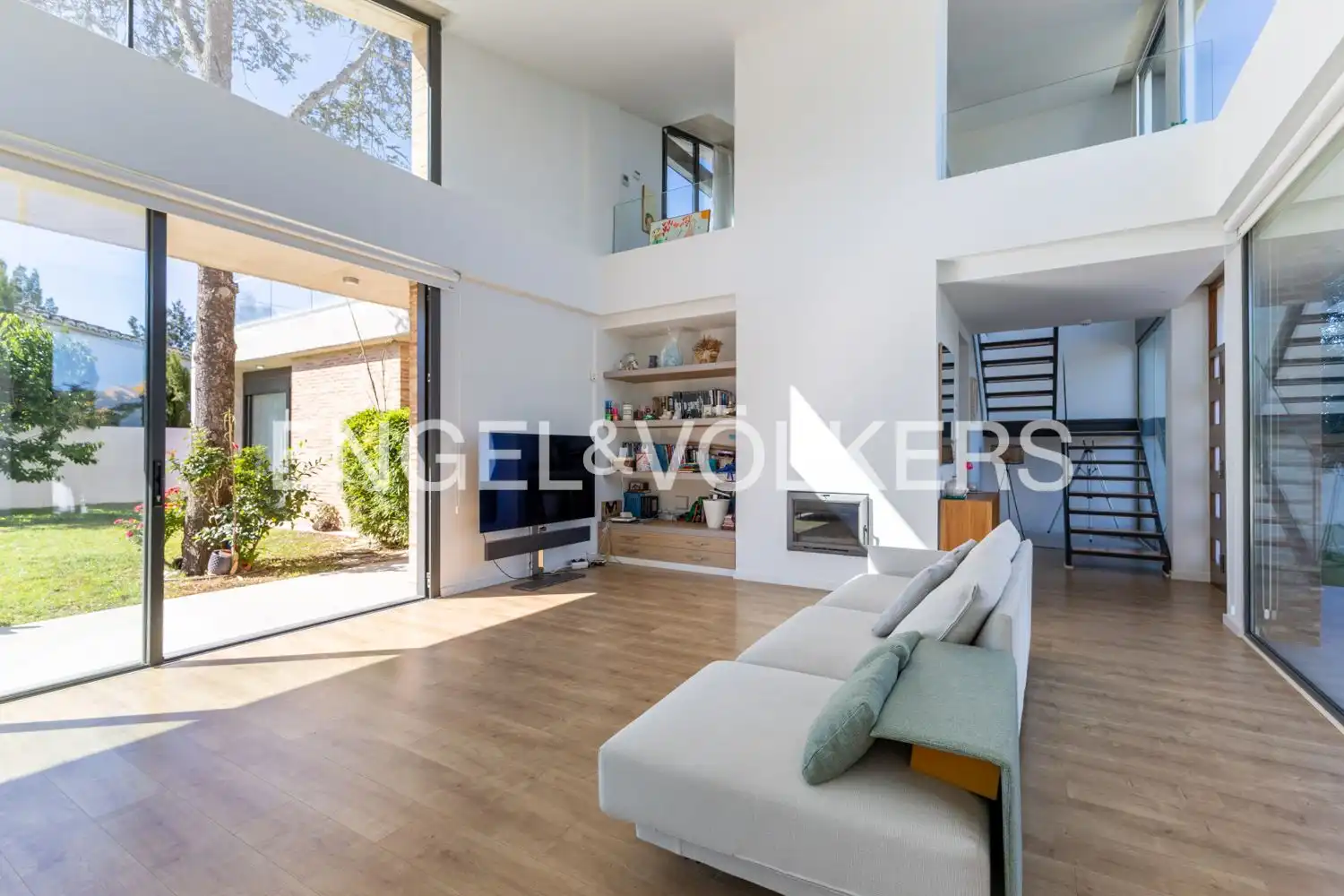 Sala de estar de Casa o chalet en venta en L'Eliana con Aire acondicionado, Calefacción y Jardín privado