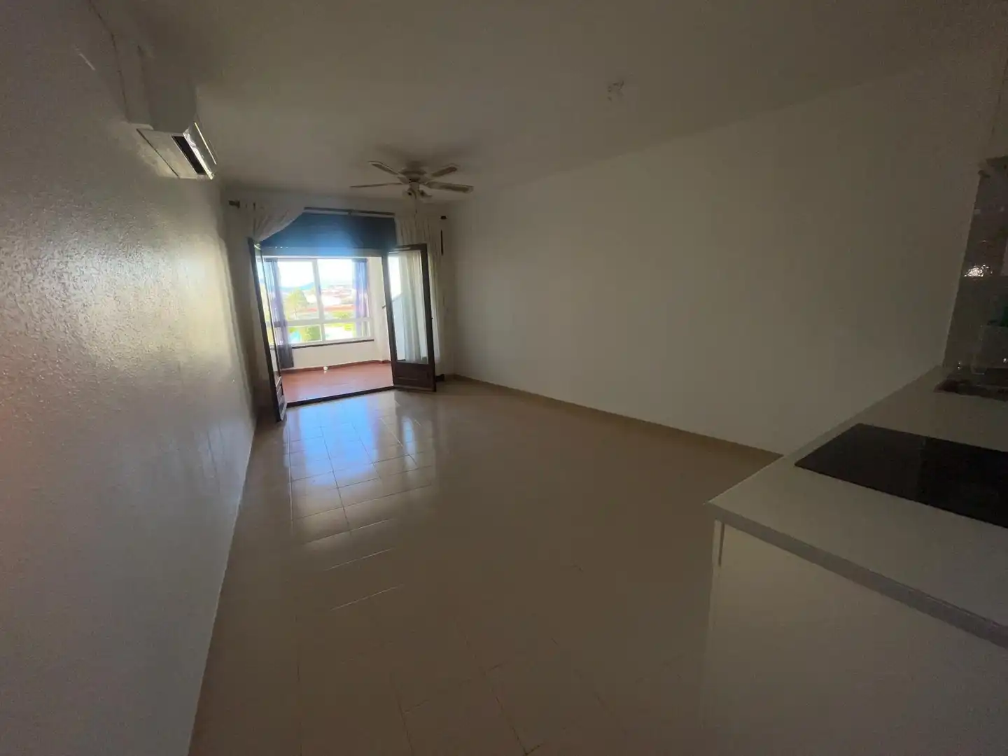 Sala d'estar de Apartament en venda en Empuriabrava amb Aire condicionat, Calefacció i Jardí privat